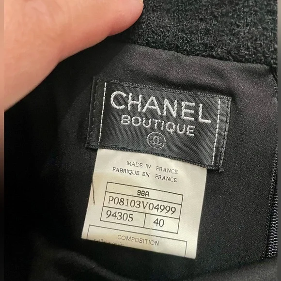 Vintage CHANEL Ivory & Black Bouclé Tweed Skirt Suit - Picture 13 of 13